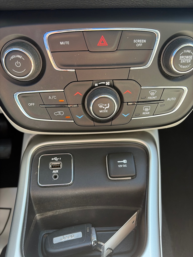 Photo 17 of this JEEP COMPASS