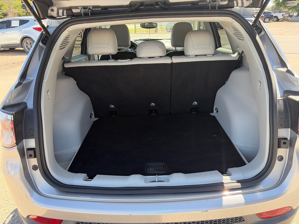 Photo 25 of this JEEP COMPASS