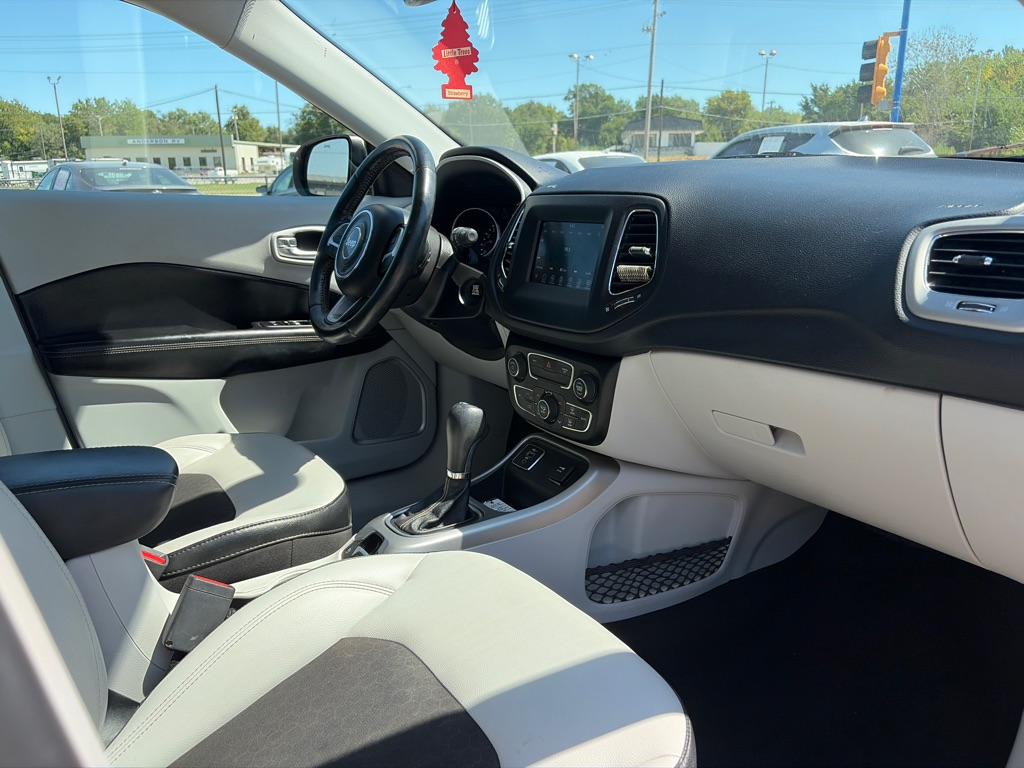 Photo 22 of this JEEP COMPASS