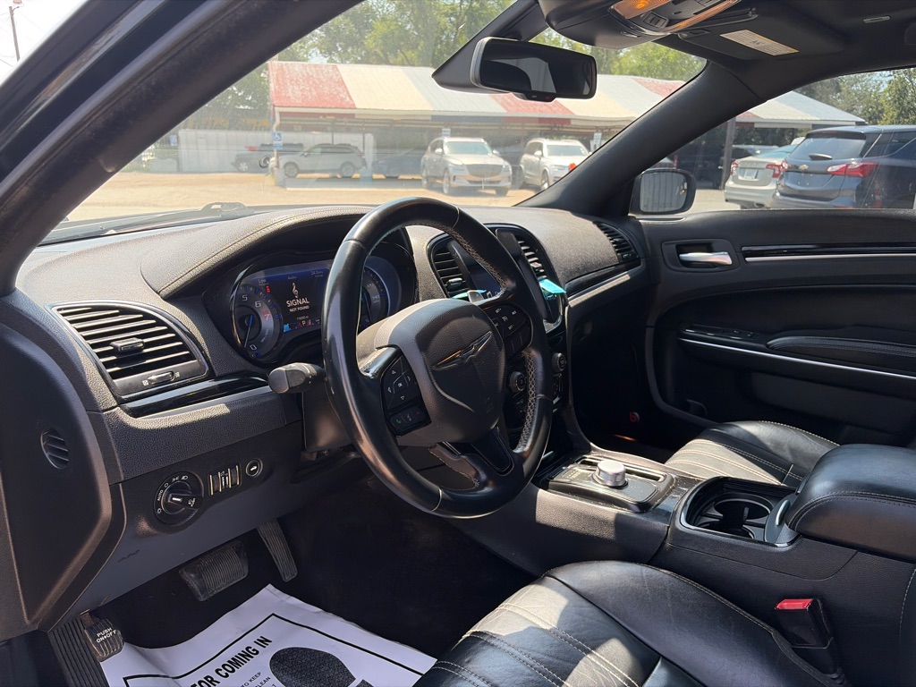 Photo 10 of this CHRYSLER 300