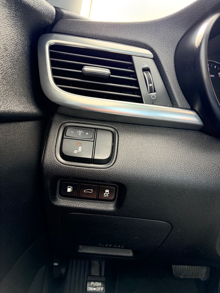 Photo 13 of this KIA OPTIMA