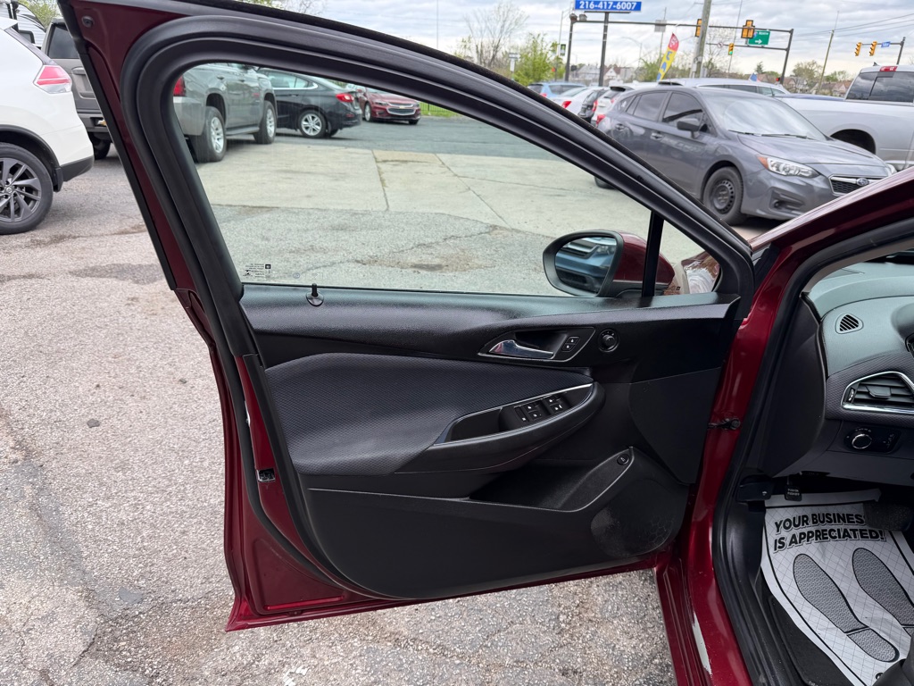 Photo 9 of this CHEVROLET CRUZE