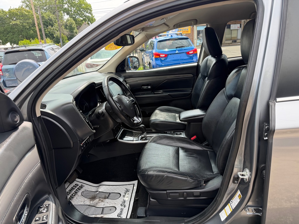 Photo 10 of this MITSUBISHI OUTLANDER