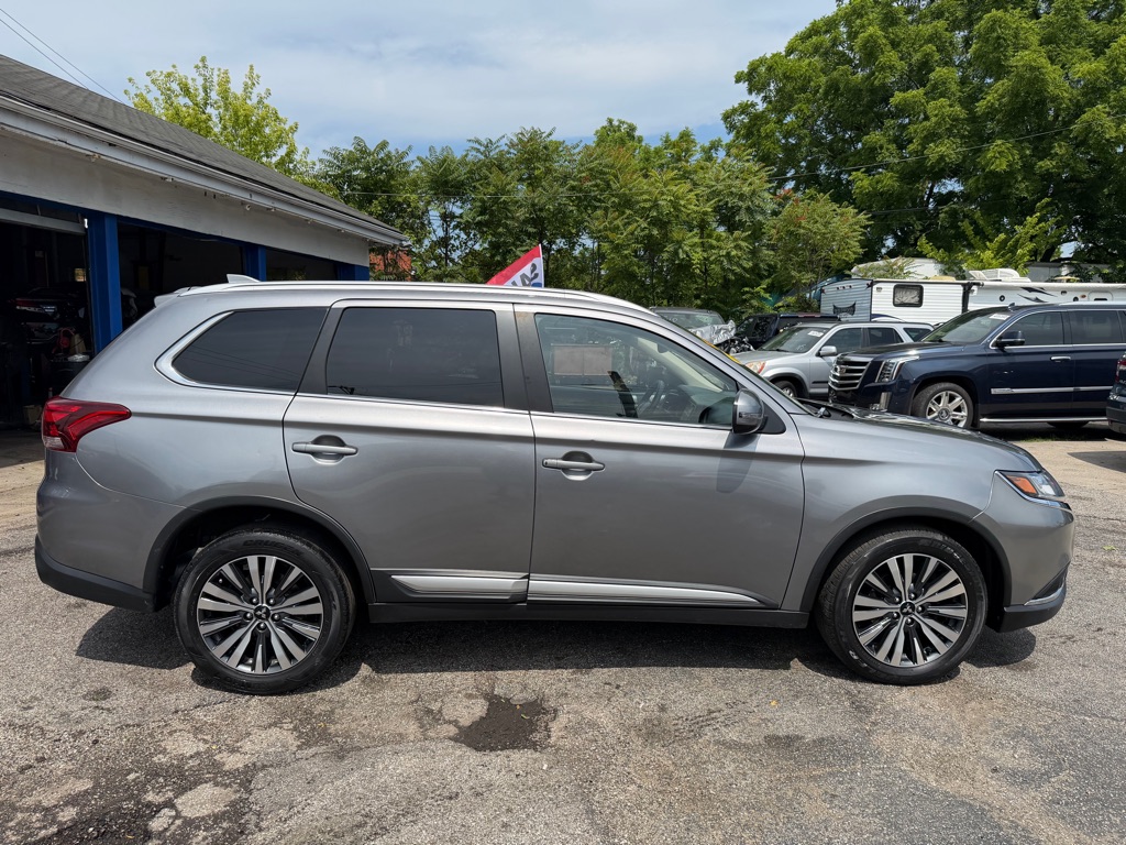 Photo 7 of this MITSUBISHI OUTLANDER