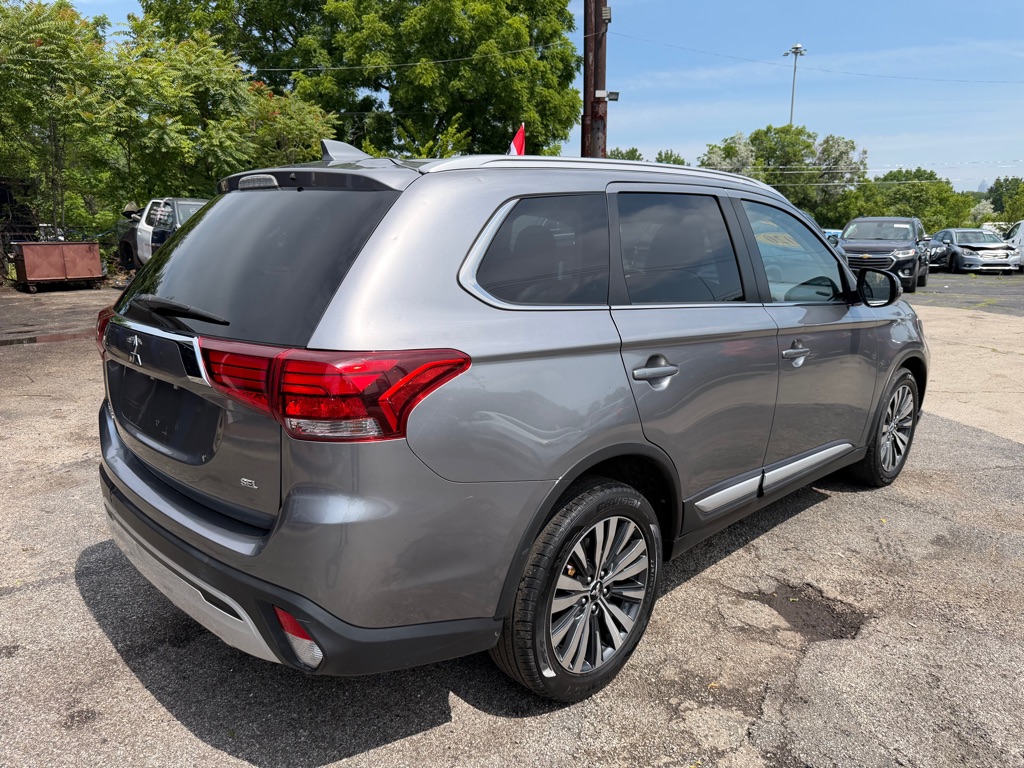 Photo 6 of this MITSUBISHI OUTLANDER