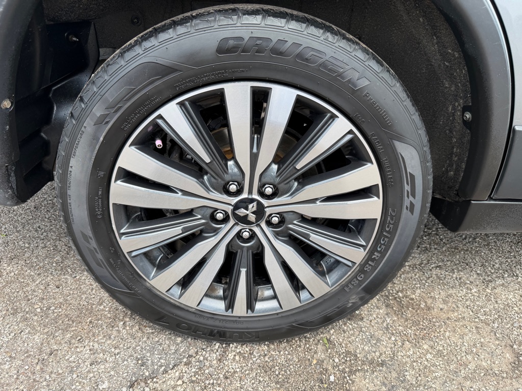 Photo 19 of this MITSUBISHI OUTLANDER