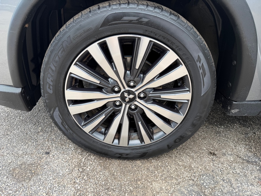 Photo 18 of this MITSUBISHI OUTLANDER