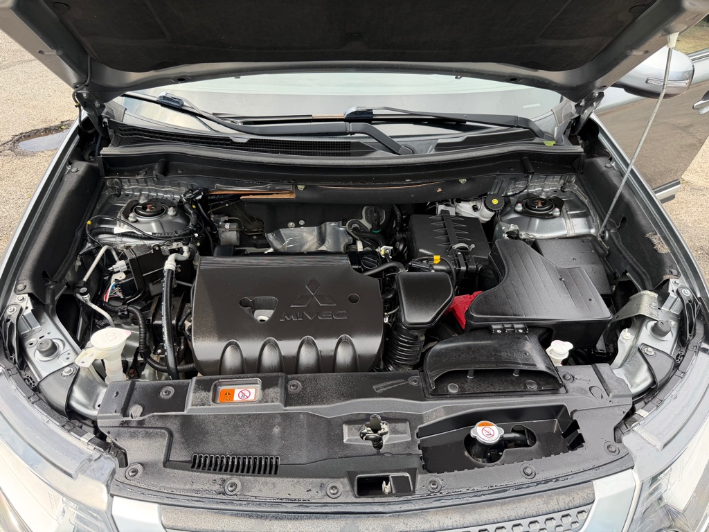 Photo 17 of this MITSUBISHI OUTLANDER