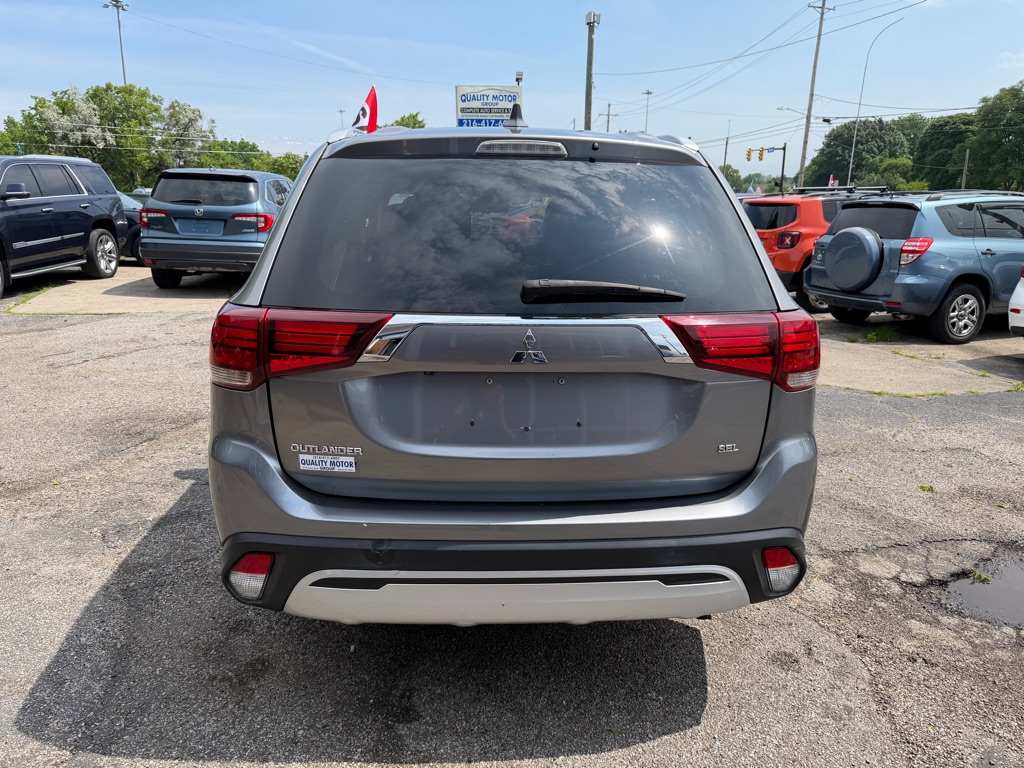 Photo 5 of this MITSUBISHI OUTLANDER