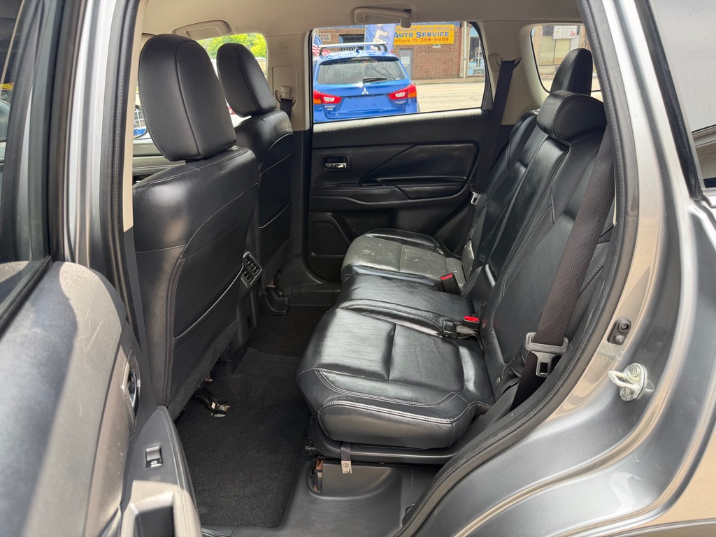 Photo 11 of this MITSUBISHI OUTLANDER