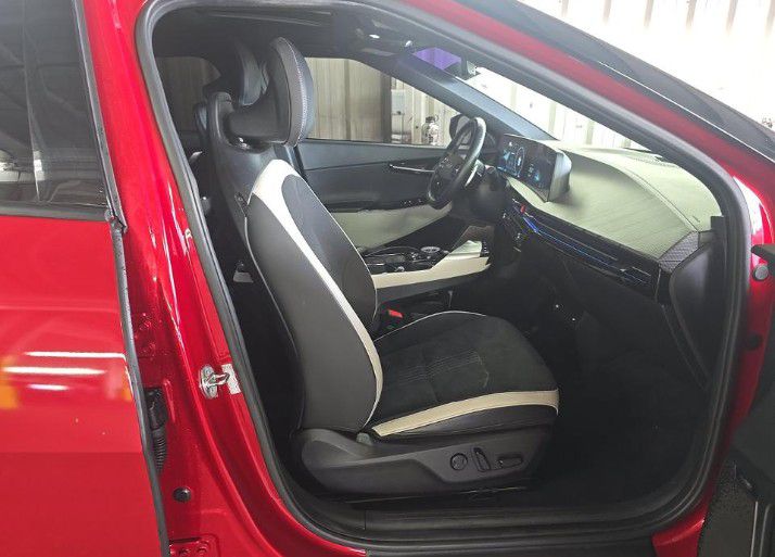 Photo 10 of this KIA EV6