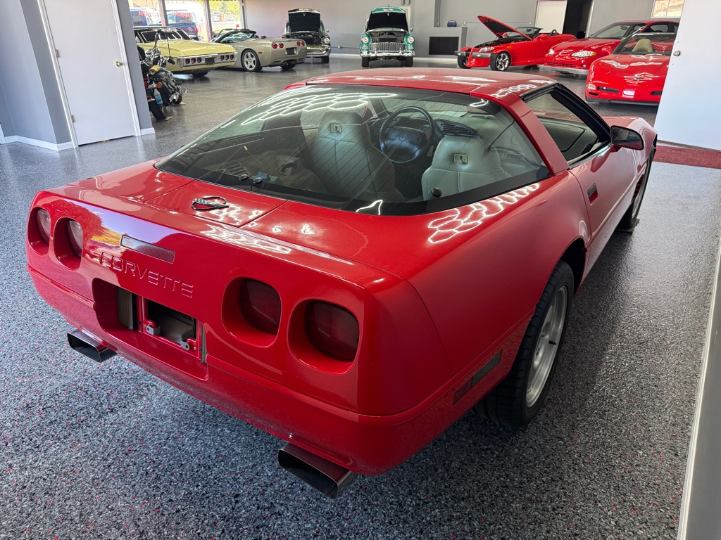 Photo 4 of this CHEVROLET CORVETTE