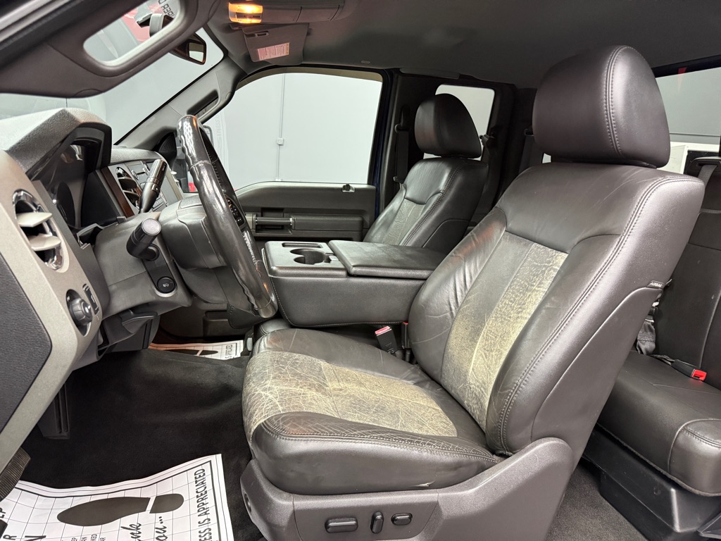 Photo 14 of this FORD F350 LARIAT