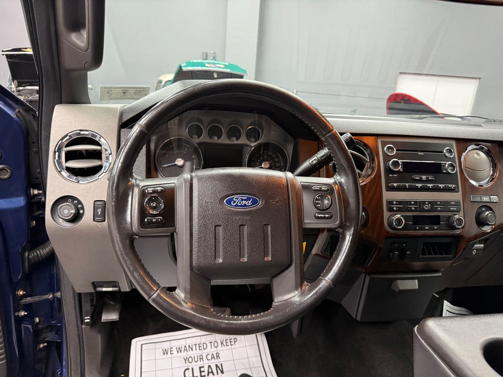 Photo 12 of this FORD F350 LARIAT