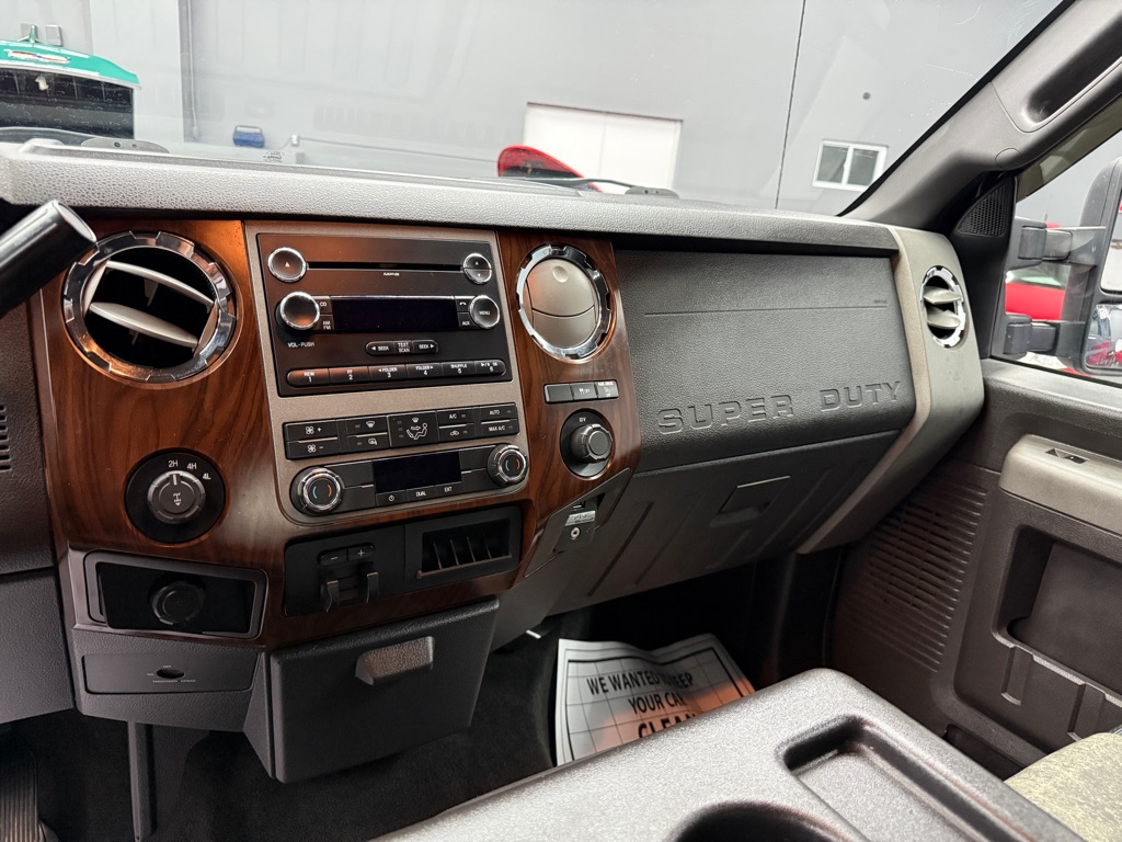 Photo 13 of this FORD F350 LARIAT