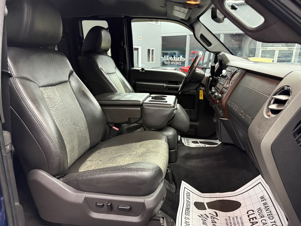Photo 17 of this FORD F350 LARIAT