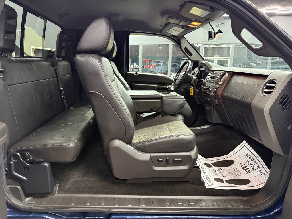 Photo 18 of this FORD F350 LARIAT