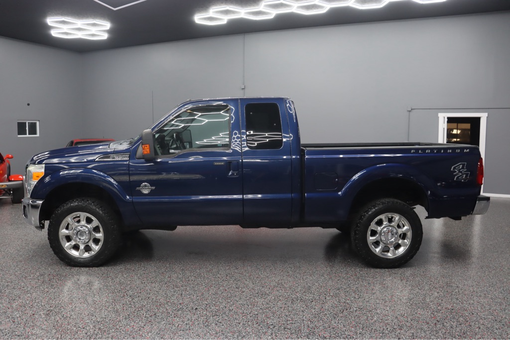 Photo 2 of this FORD F350 LARIAT