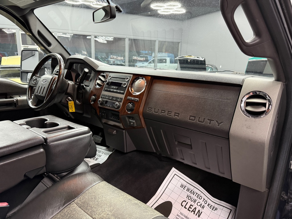 Photo 16 of this FORD F350 LARIAT