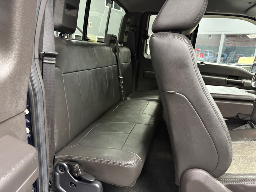 Photo 19 of this FORD F350 LARIAT