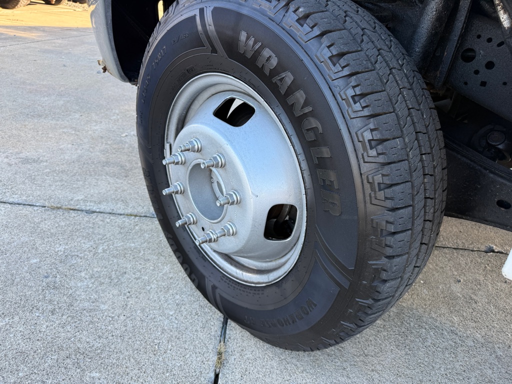 Photo 10 of this FORD F350 FLAT BED