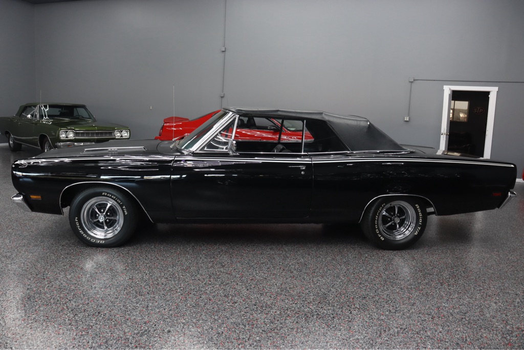 Photo 2 of this PLYMOUTH ROAD RUNNER
