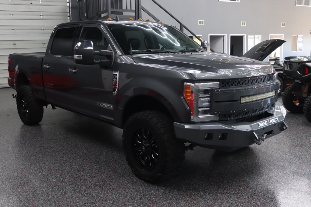 Photo 2 of this FORD F350 LARIAT