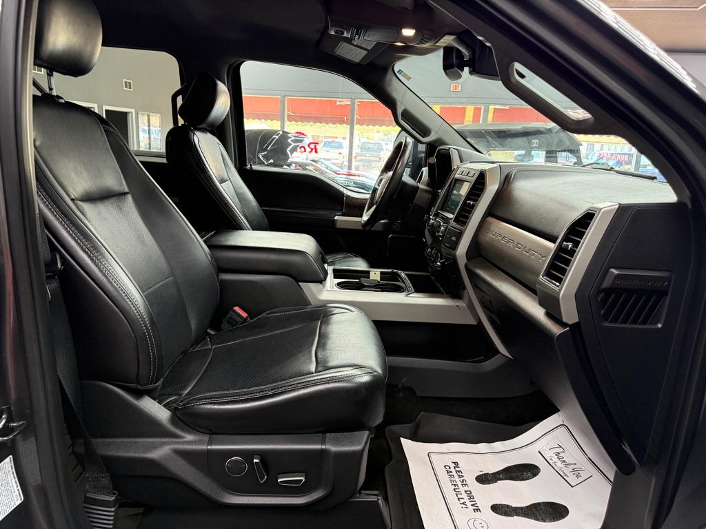 Photo 20 of this FORD F350 LARIAT