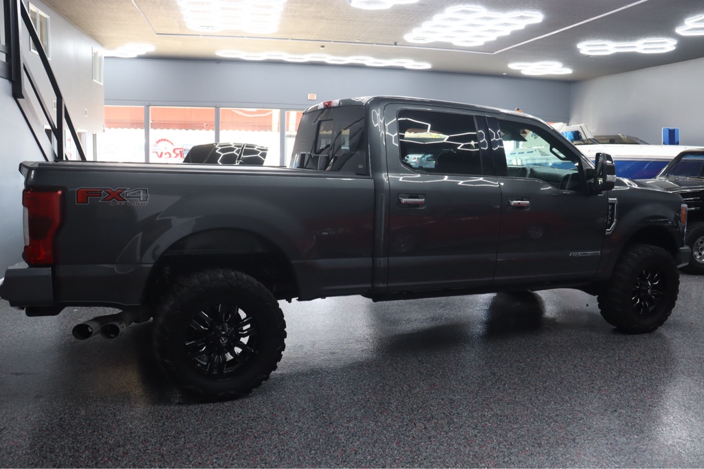 Photo 10 of this FORD F350 LARIAT