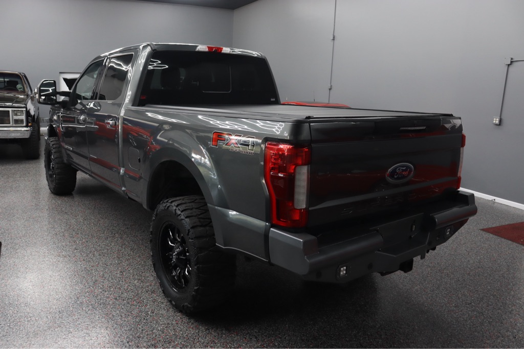 Photo 7 of this FORD F350 LARIAT