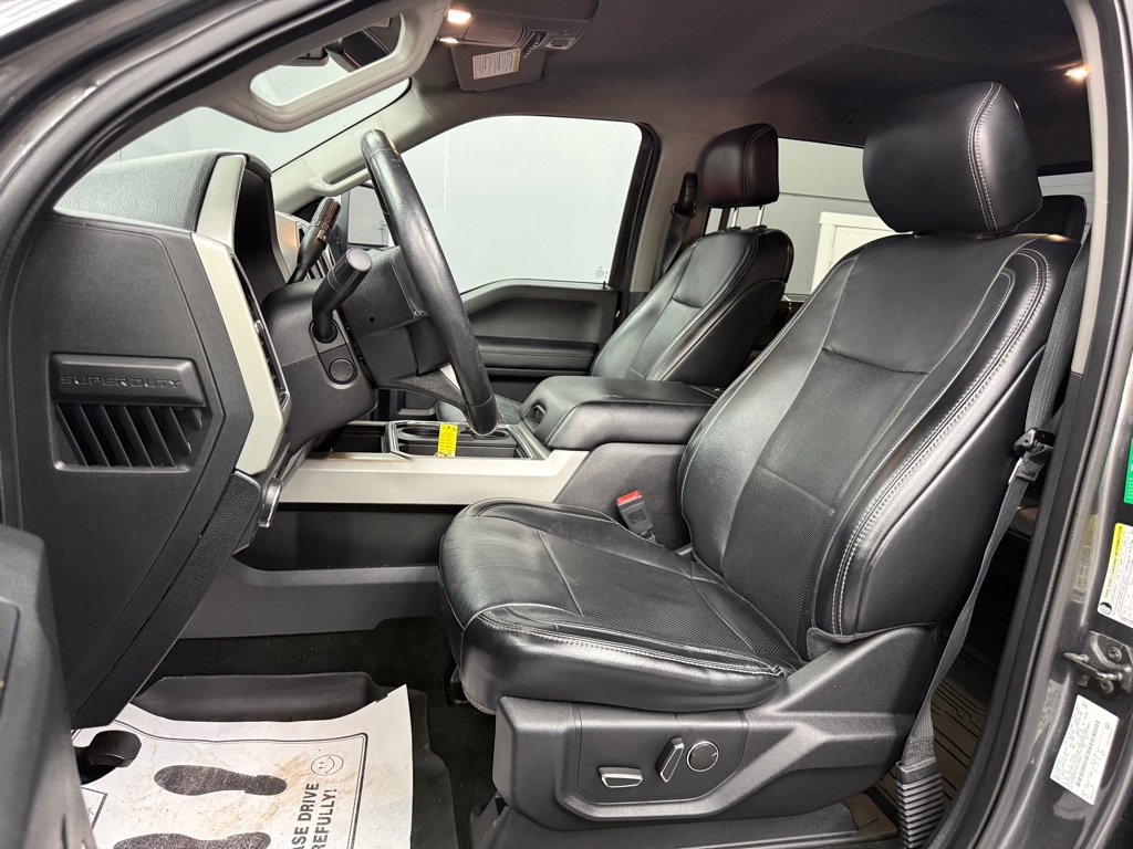 Photo 16 of this FORD F350 LARIAT