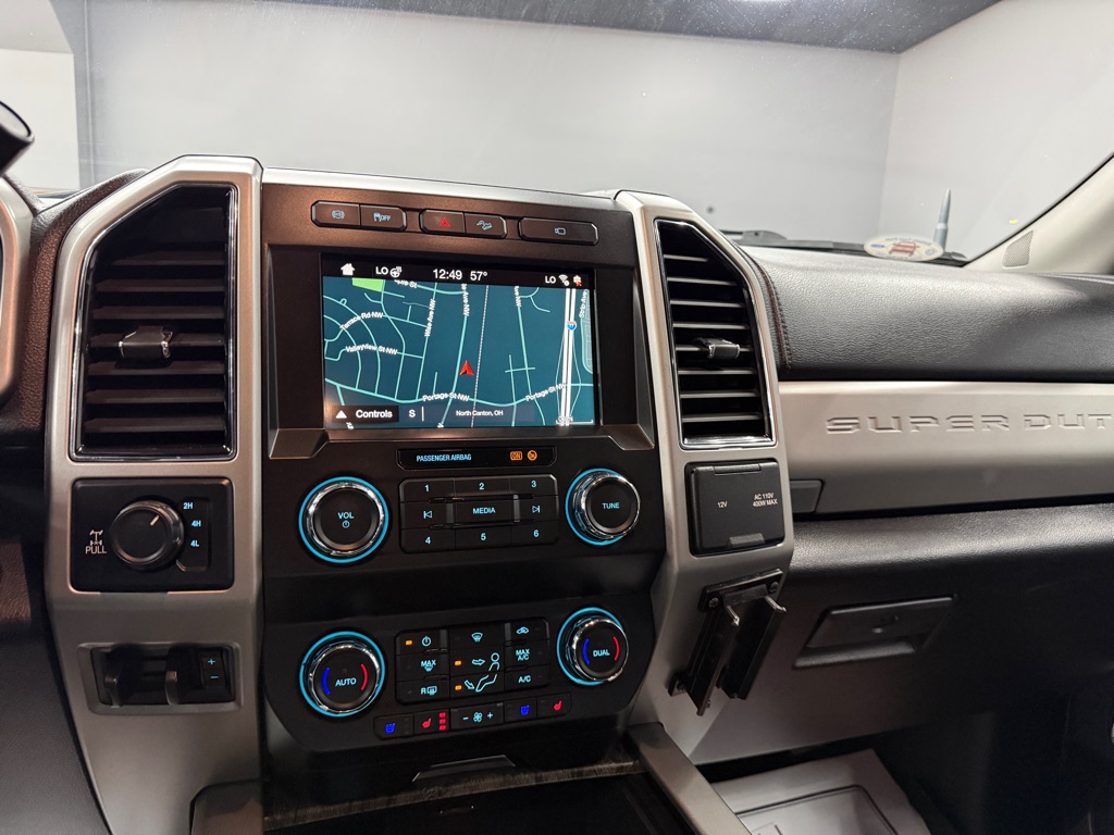 Photo 13 of this FORD F350 LARIAT