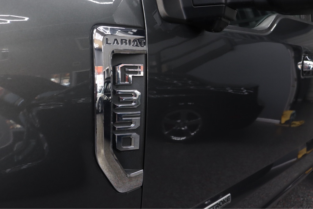 Photo 5 of this FORD F350 LARIAT
