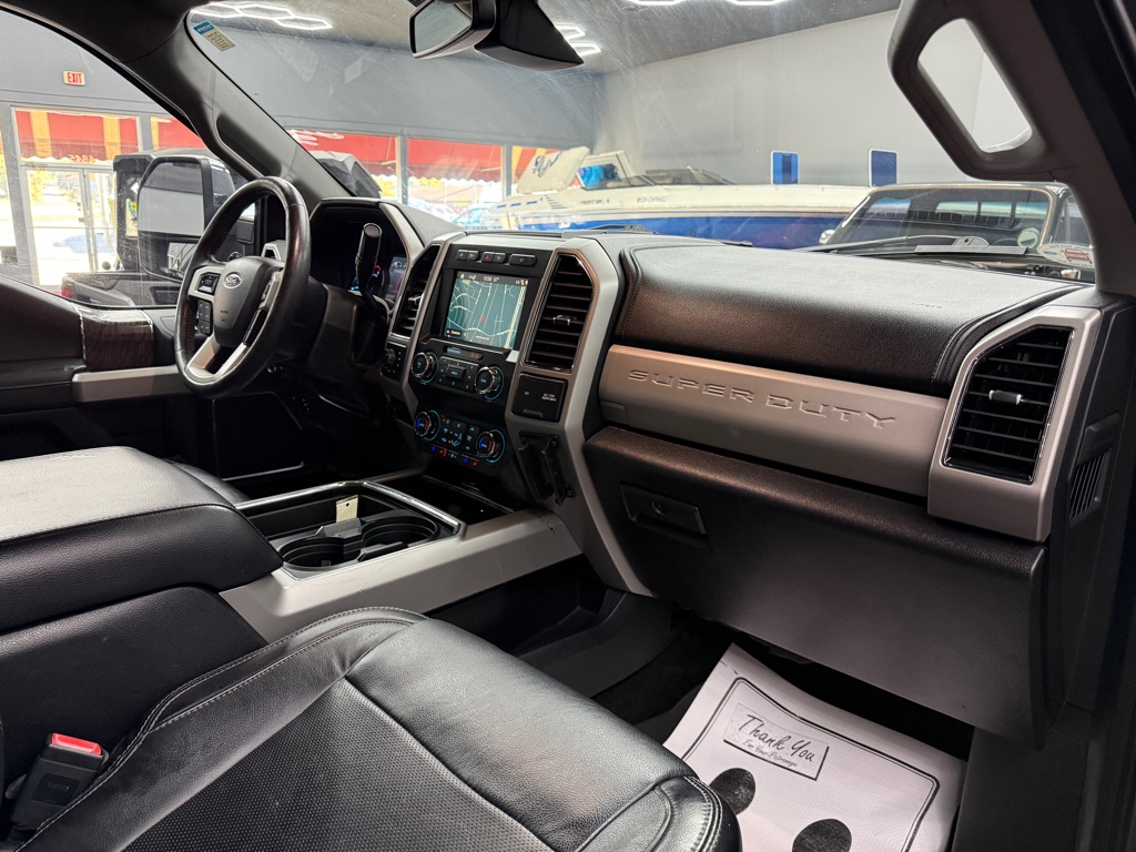 Photo 19 of this FORD F350 LARIAT