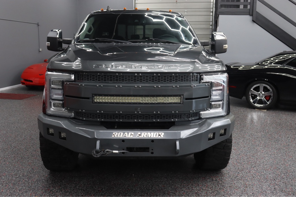 Photo 3 of this FORD F350 LARIAT
