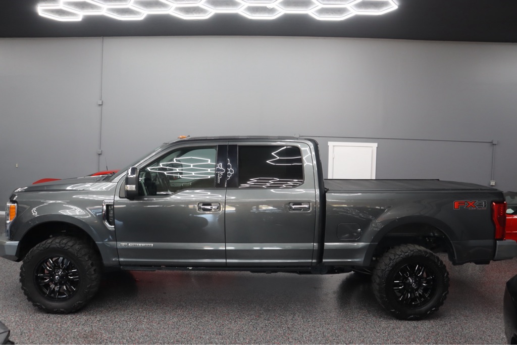 Photo 6 of this FORD F350 LARIAT