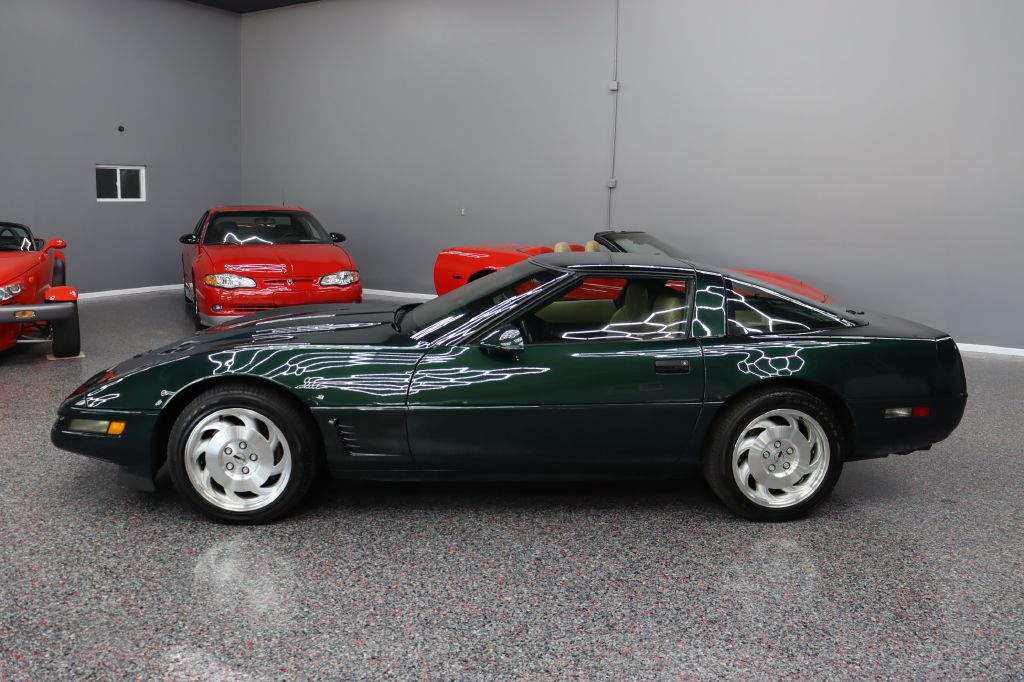 Photo 2 of this CHEVROLET CORVETTE