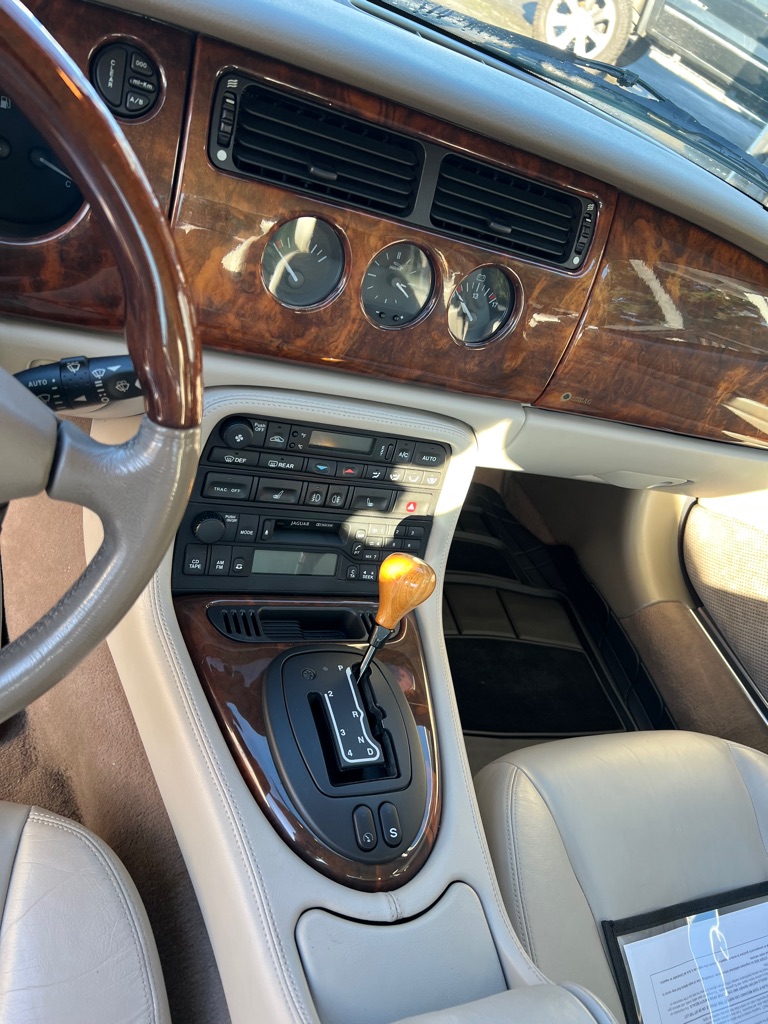 Photo 16 of this JAGUAR XK8 COUPE