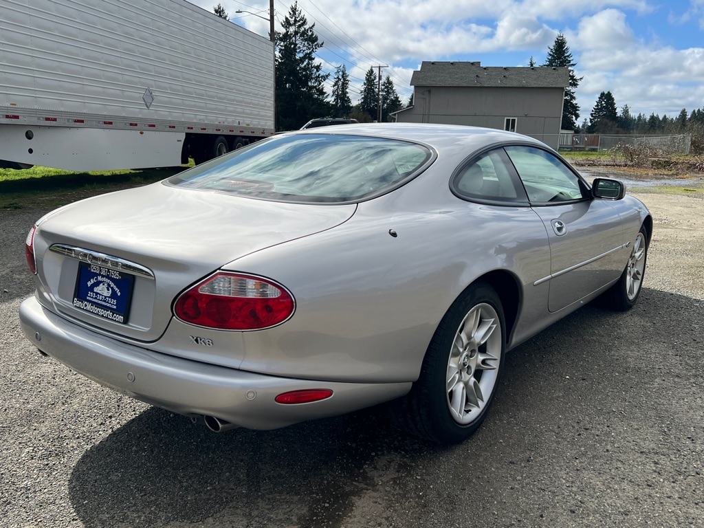 Photo 38 of this JAGUAR XK8 COUPE