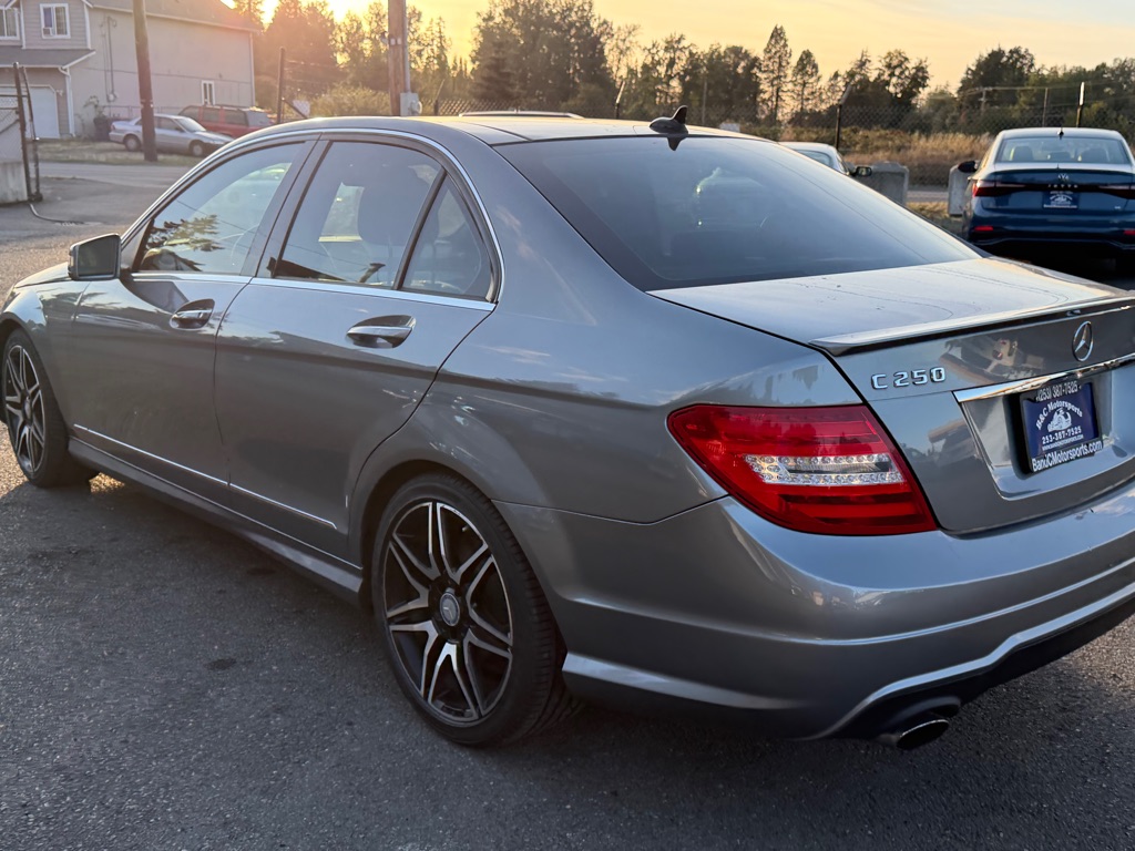 Photo 30 of this MERCEDES-BENZ C-CLASS