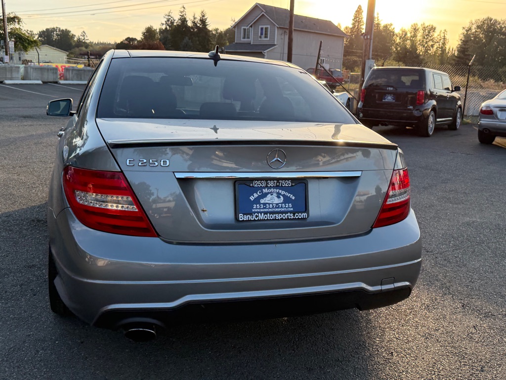 Photo 27 of this MERCEDES-BENZ C-CLASS