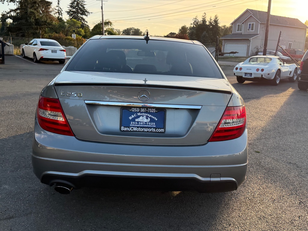 Photo 26 of this MERCEDES-BENZ C-CLASS
