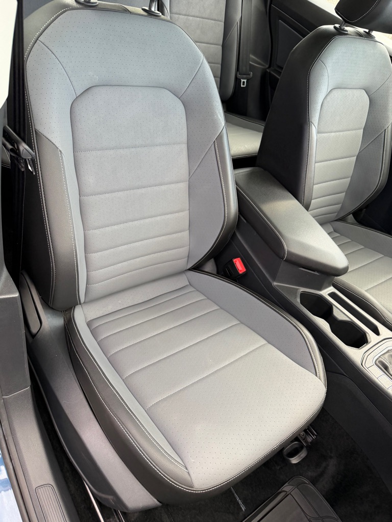 Photo 23 of this VOLKSWAGEN JETTA