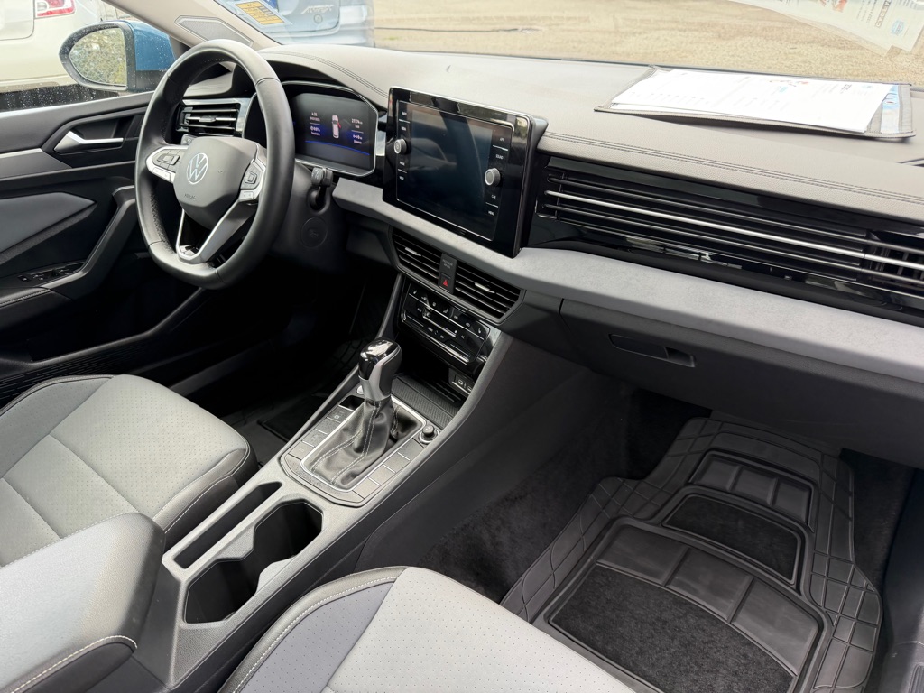 Photo 22 of this VOLKSWAGEN JETTA