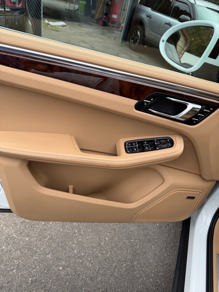 Photo 51 of this PORSCHE MACAN