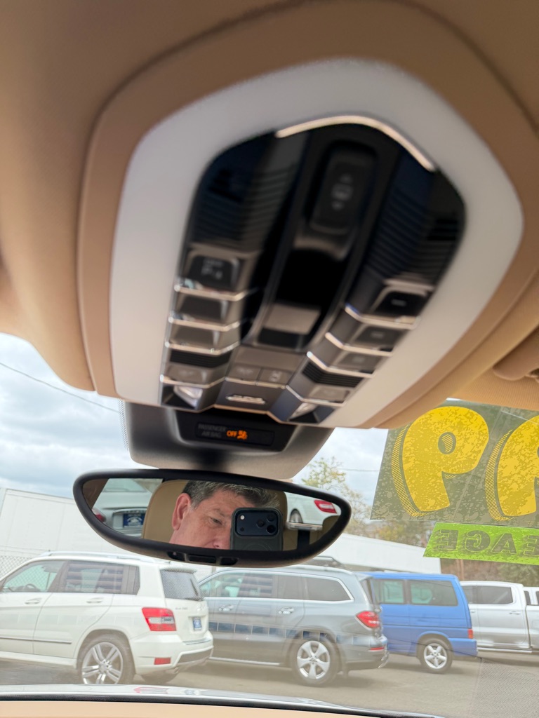 Photo 38 of this PORSCHE MACAN