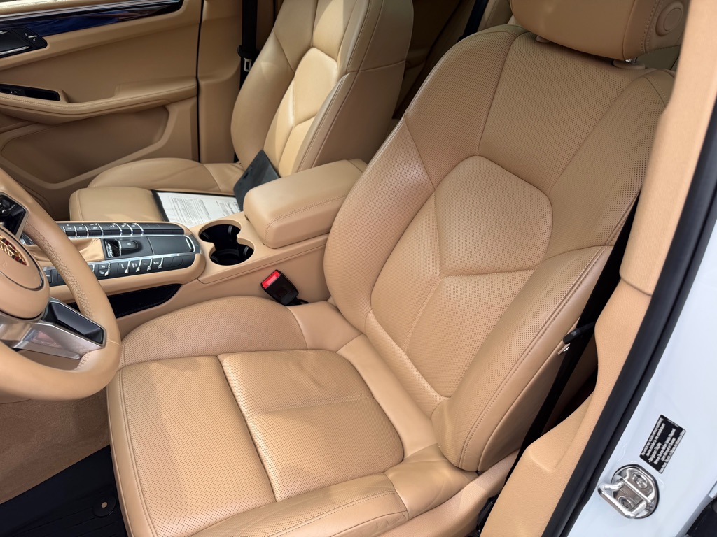 Photo 54 of this PORSCHE MACAN