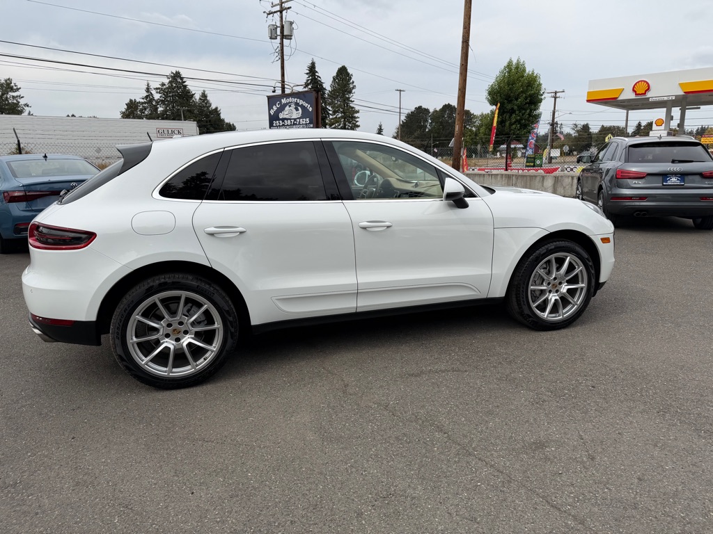 Photo 6 of this PORSCHE MACAN
