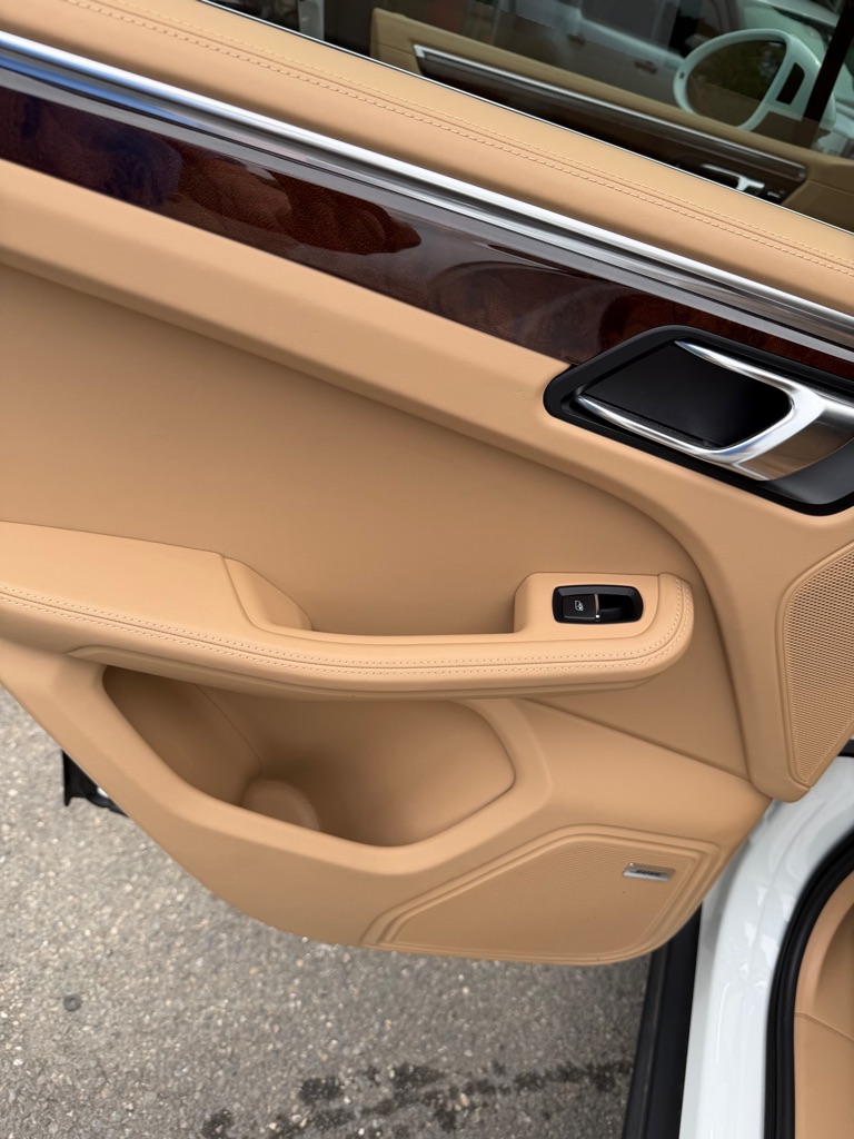Photo 52 of this PORSCHE MACAN