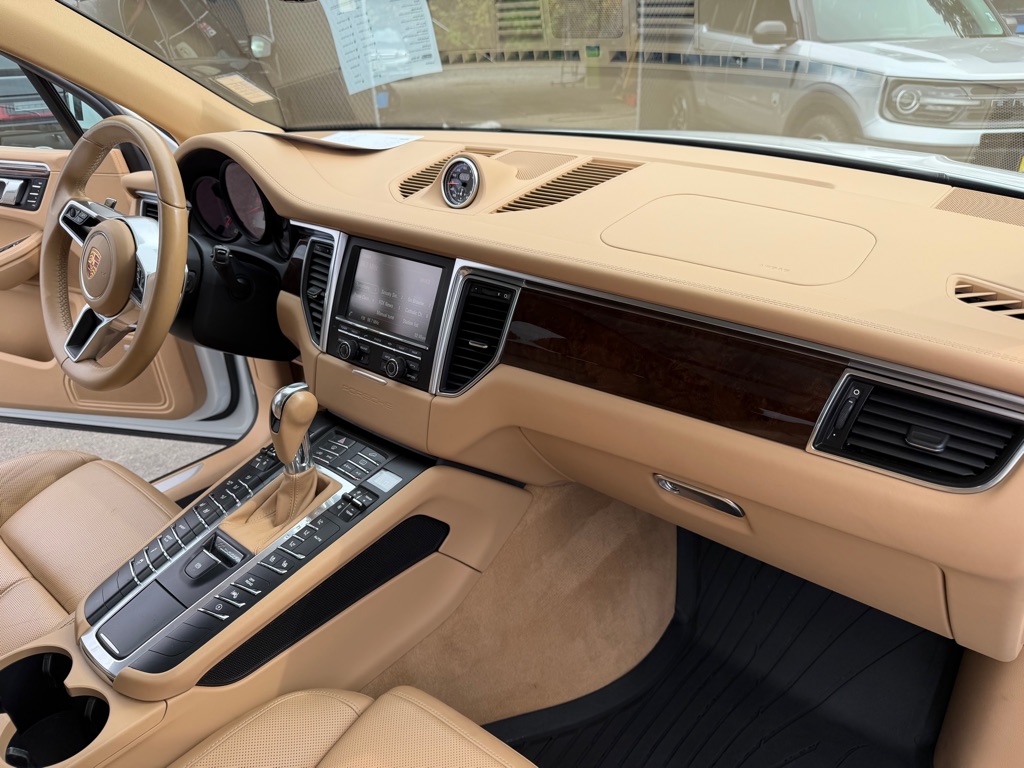 Photo 45 of this PORSCHE MACAN